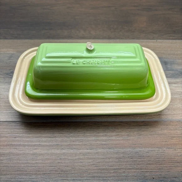 Le Creuset Covered Butter Dish, Green and Off White 1/4 lb Stick (BROKEN HANDLE) - Picture 1 of 8